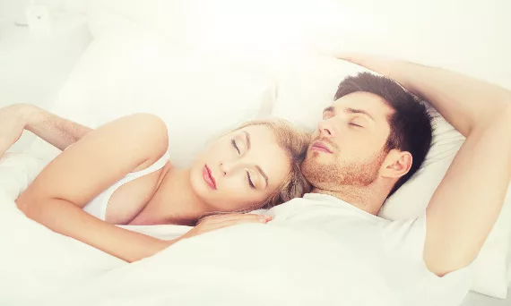 Komfortowy sen we dwoje – jaki materac dla pary wybrać? W rozmiarze 160×200, 180×200, a może jednak 200×200?